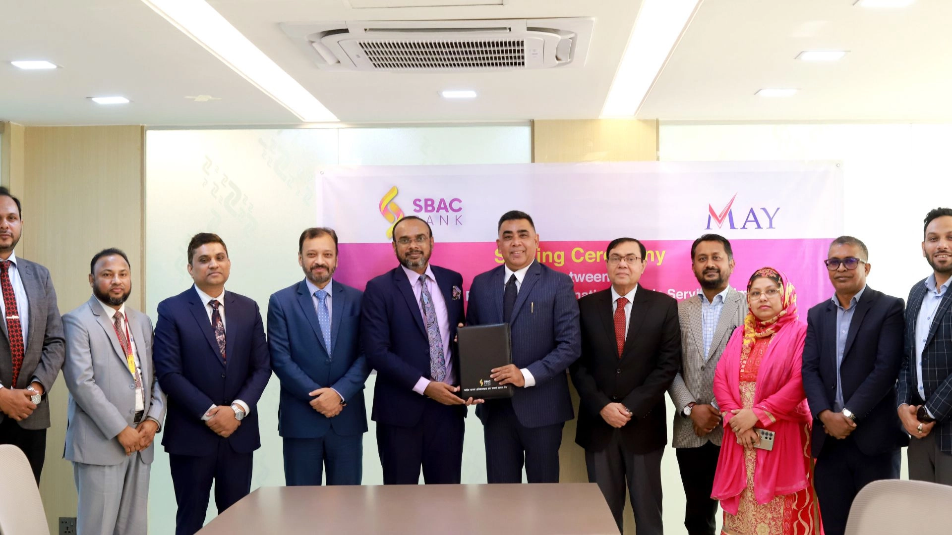 এসবিএসি ব্যাংক ও মে ইন্টারন্যাশনাল ট্রেড সার্ভিসের মধ্যকার চুক্তি স্বাক্ষর
