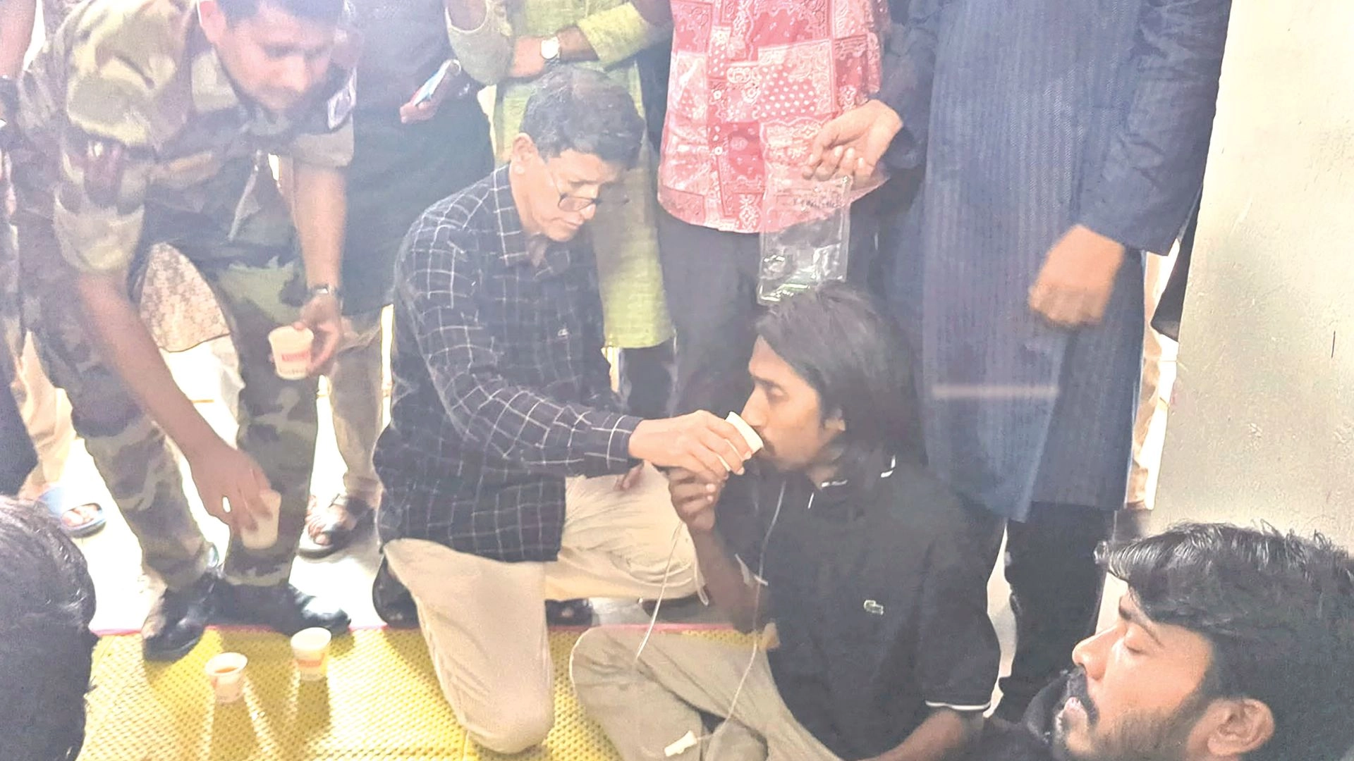 ৫২ ঘণ্টা পর অনশন ভাঙলেন  চবির ৯ শিক্ষার্থী