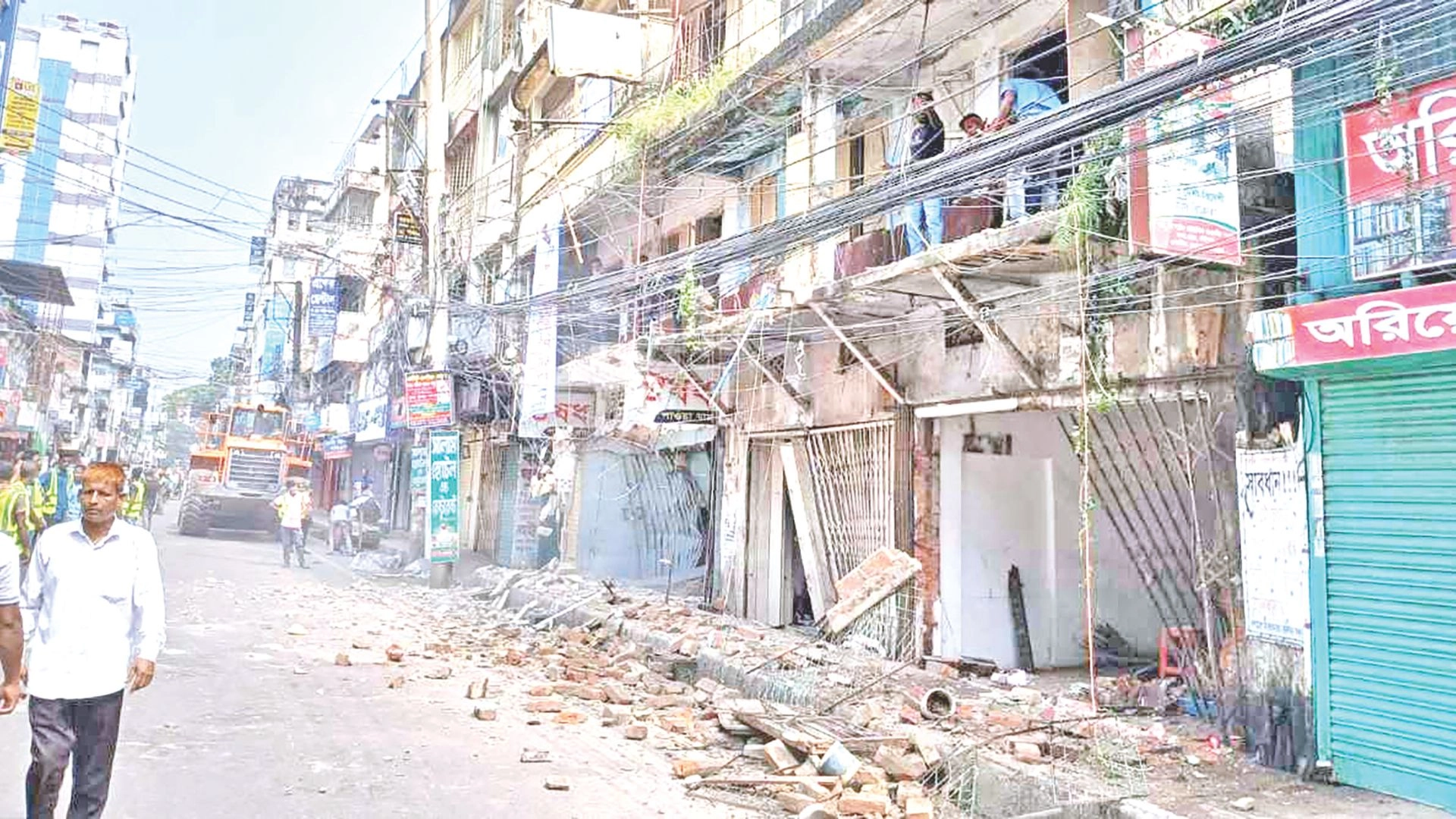 বরিশালের সেই  ৩৪ ঝুঁকিপূর্ণ ভবন  ভাঙার কাজ শুরু