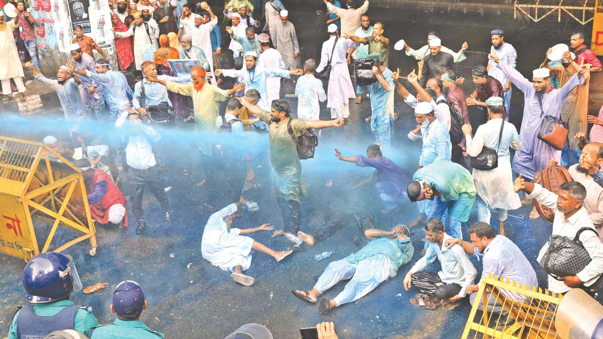 জলকামান-সাউন্ড গ্রেনেড  নিক্ষেপ, আহত ৫০