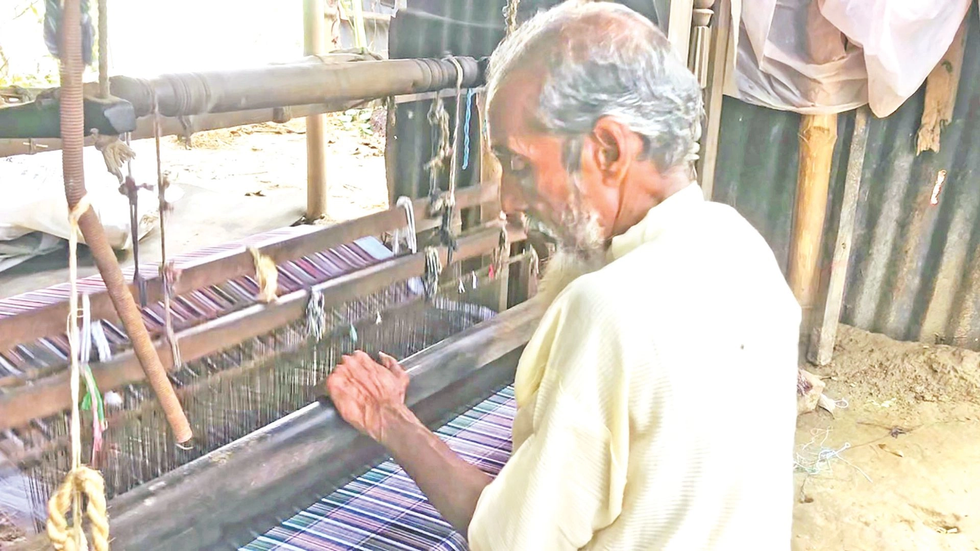 স্মৃতির পাতায় ঠাঁই হচ্ছে  হাতে বোনা তাঁতের
