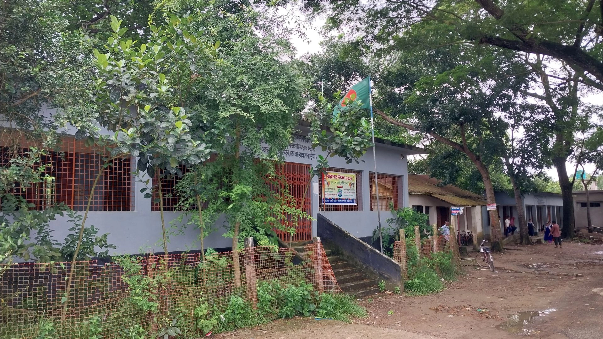 ১০ বিদ্যালয়ে নেই খেলার মাঠ