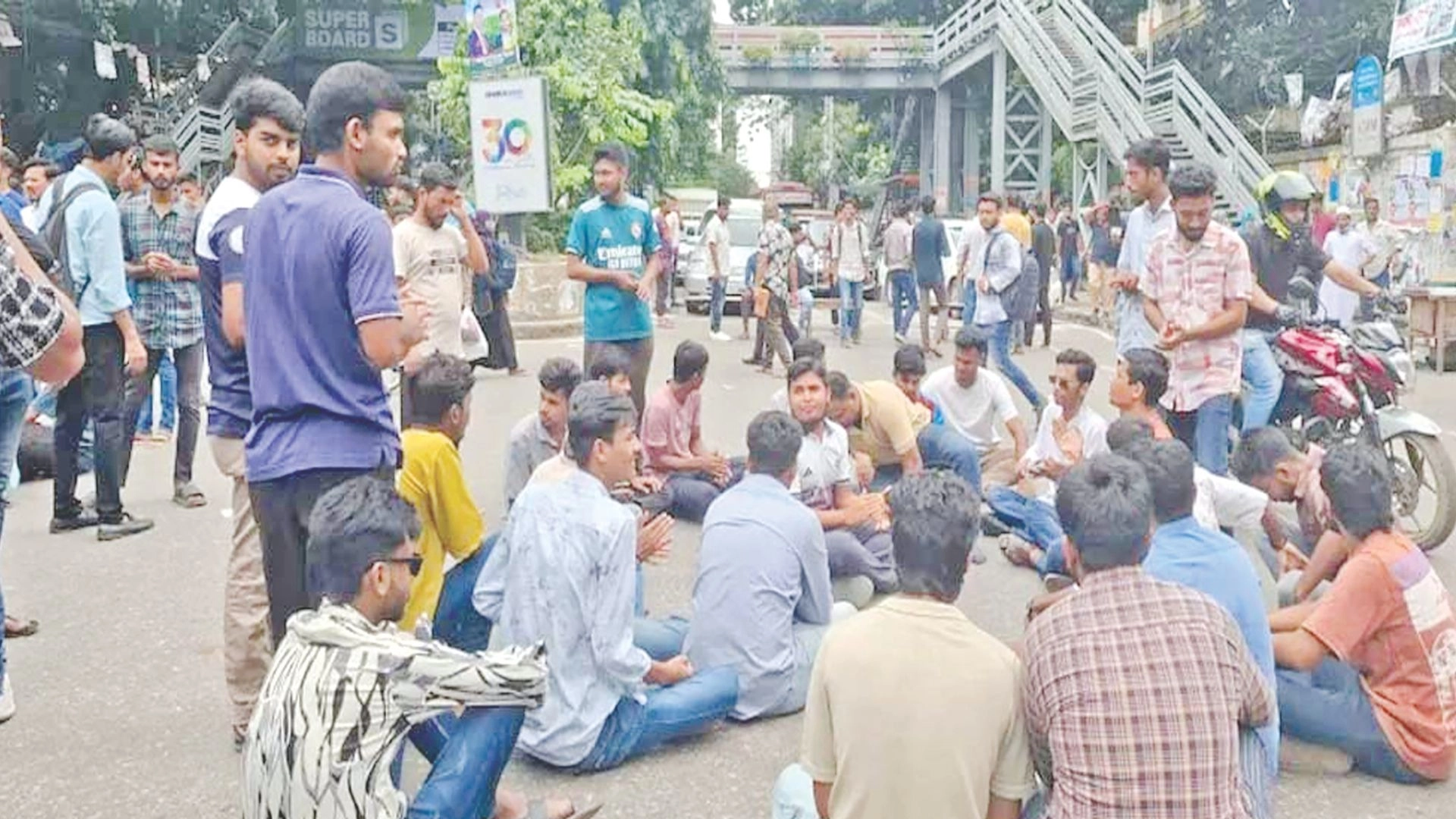 তিতুমীরের শিক্ষার্থীদের  আন্দোলনে জনদুর্ভোগ