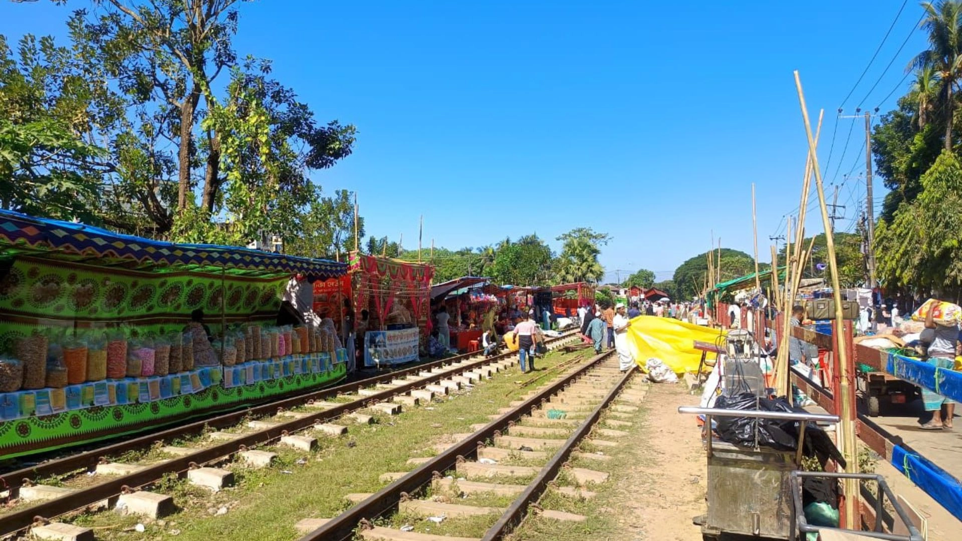 রেললাইনে দোকান  বসিয়ে বাণিজ্য