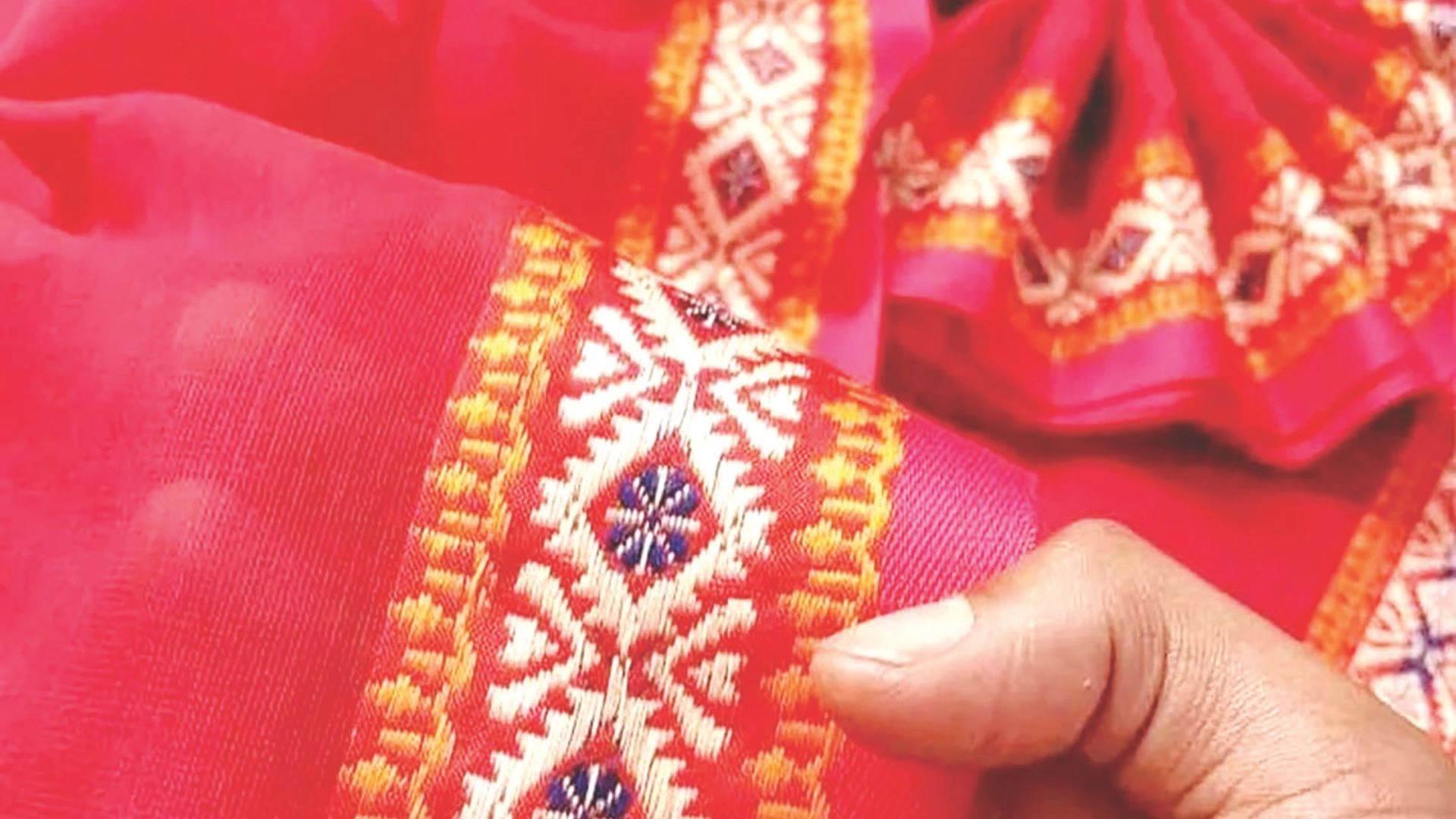 ইউনেস্কোর ঐতিহ্যের স্বীকৃতি  পেল ‘টাঙ্গাইল শাড়ি বুনন শিল্প’