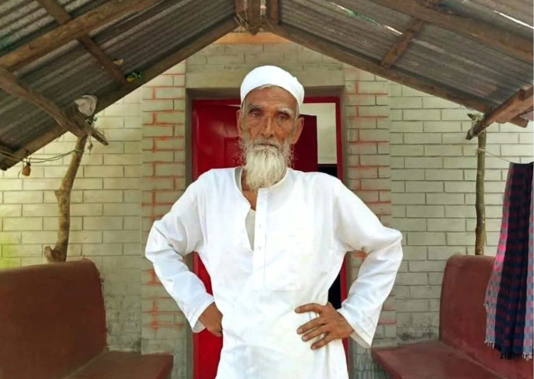 ৭৫ বছরের বৃদ্ধের অনশনকে কেন্দ্র  করে গ্রামজুড়ে উত্তেজনা