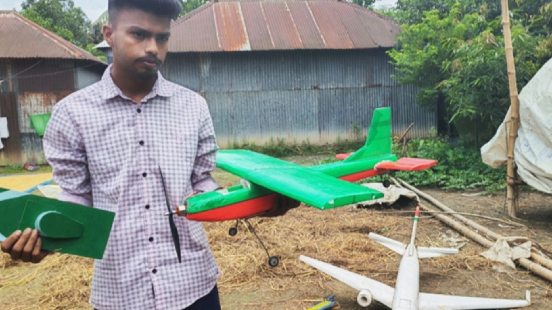 দশম শ্রেণির শিক্ষার্থীর হাতে  উড়ল রিমোট কন্ট্রোল প্লেন
