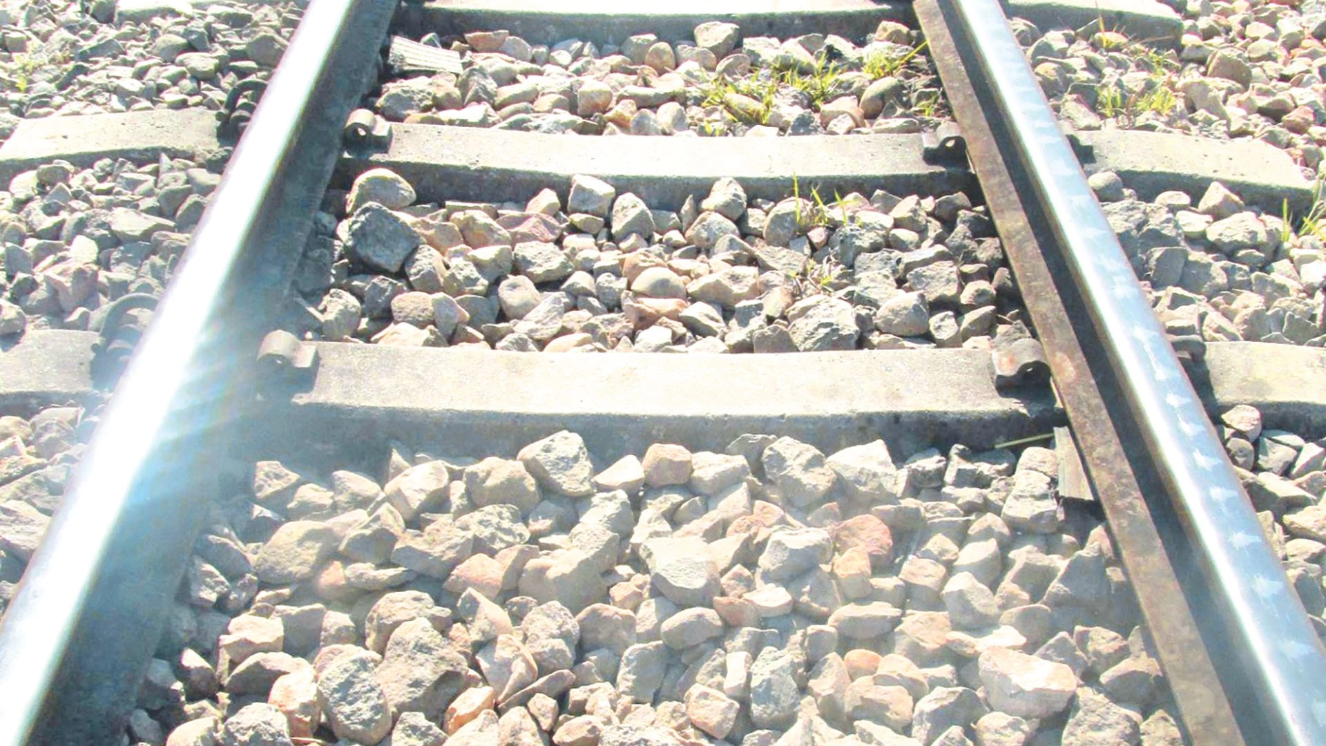 সিলেট রুটে লক্কড়ঝক্কড় ইঞ্জিন-বগি