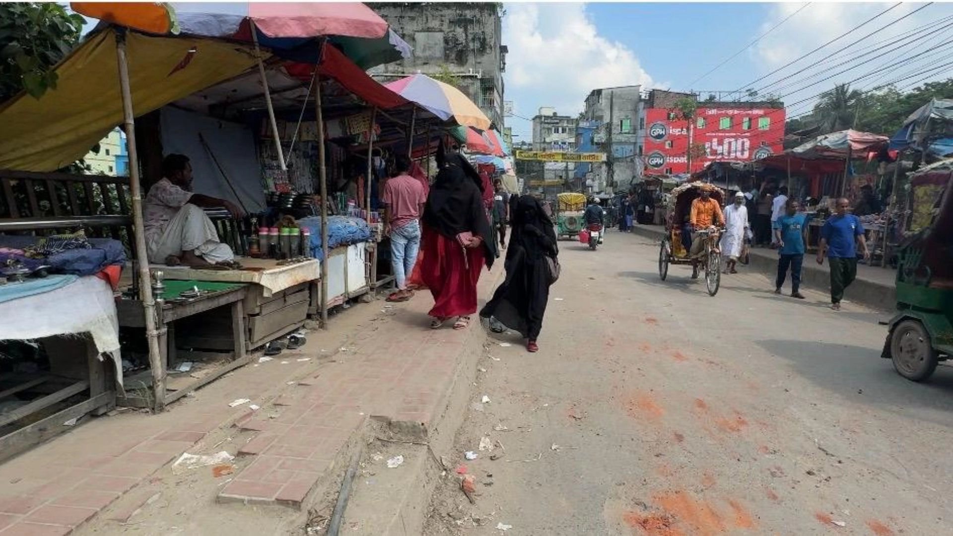 ফুটপাত দখলের মহোৎসব