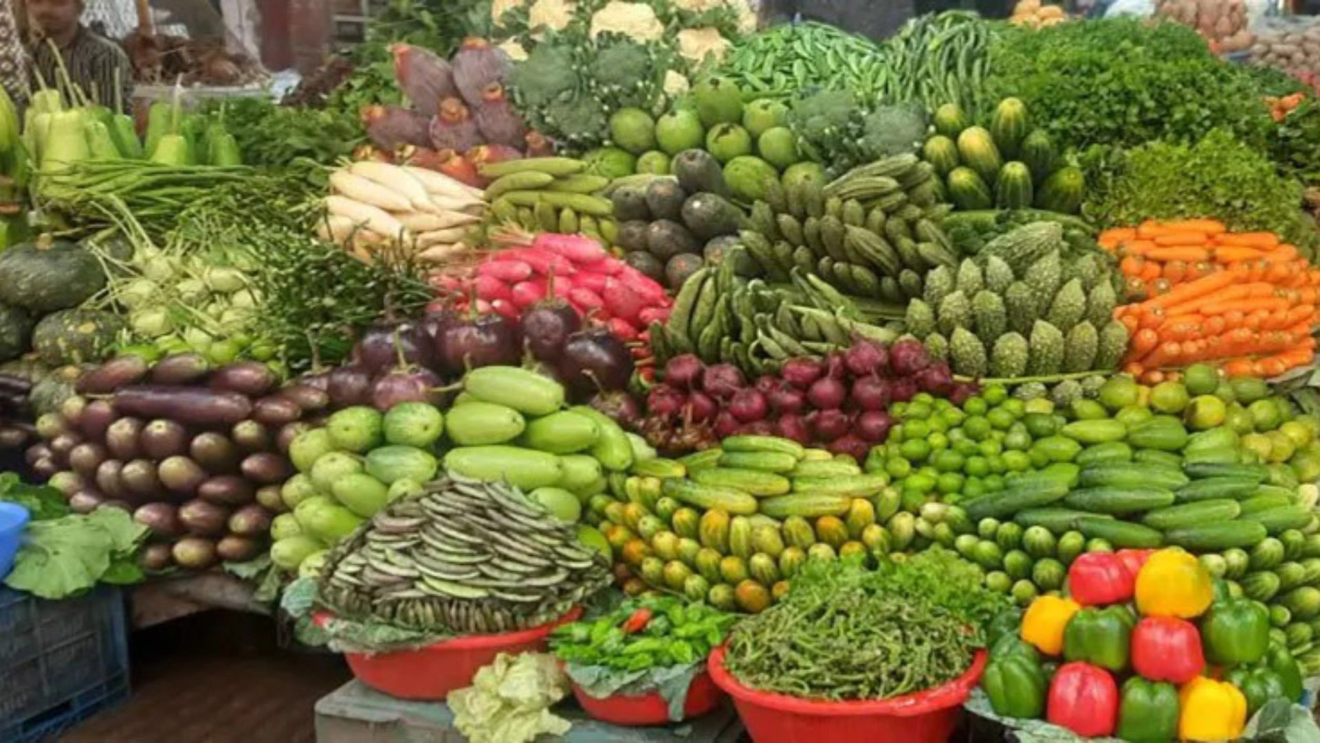 বেনাপোল-শার্শায় চড়া  সবজির বাজার