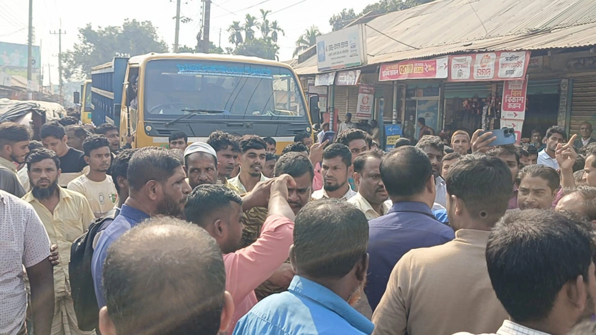 সার সংকটে ক্ষুব্ধ কৃষকদের মহাসড়ক অবরোধ