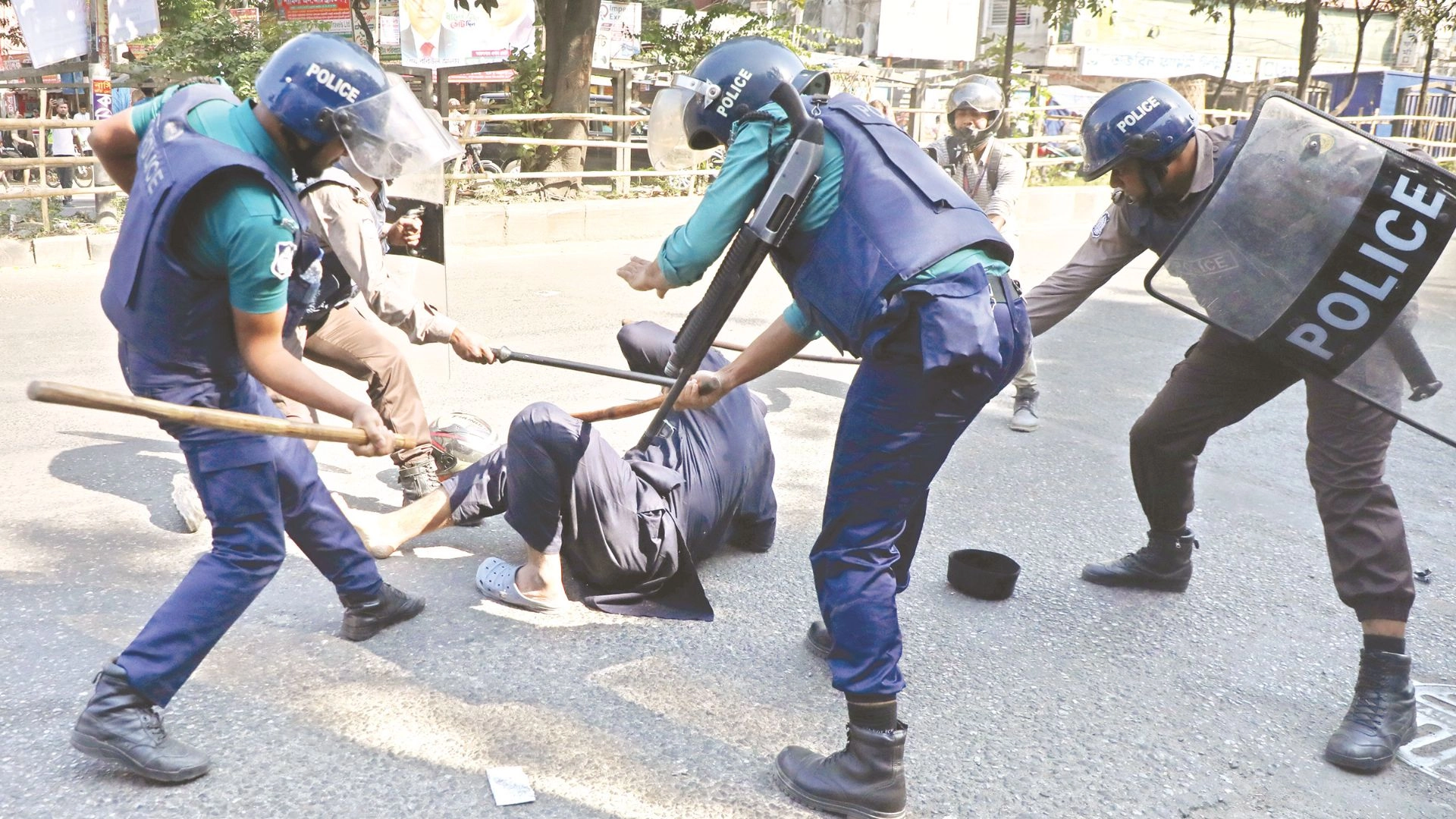 লাঠিচার্জ ও সাউন্ড গ্রেনেডে  দিনভর উত্তপ্ত ধানমন্ডি ৩২