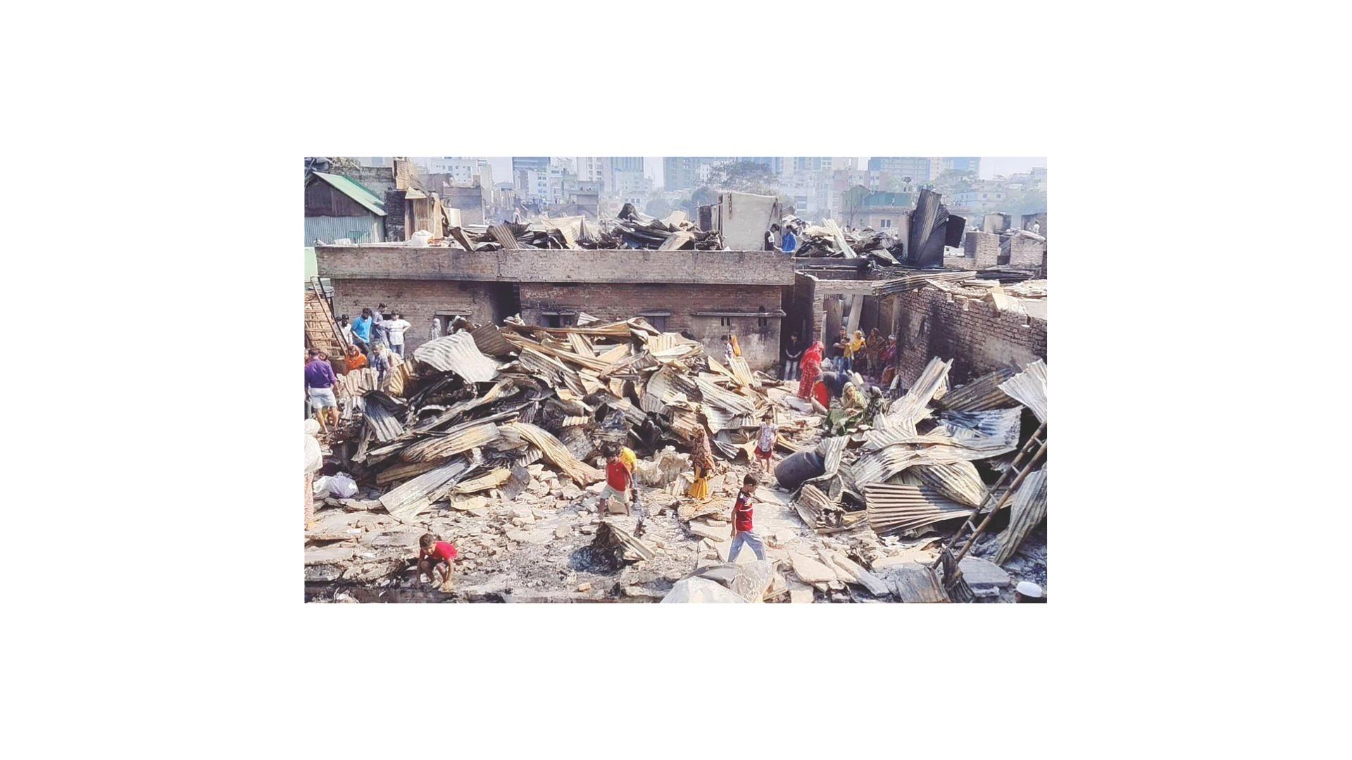 সব হারিয়ে মানবিক  সংকটে বস্তিবাসী