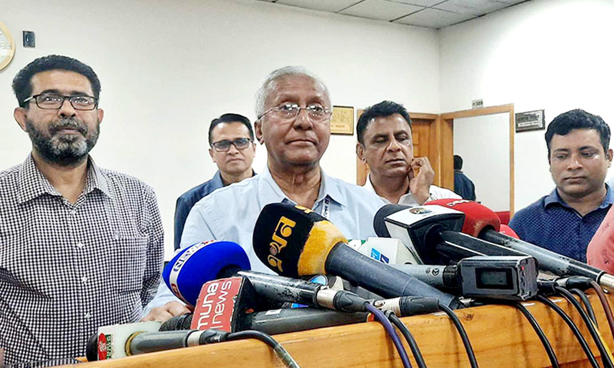 সাংবাদিকদের সঙ্গে কথা বলেন ইসির সিনিয়র সচিব আখতার আহমেদ। ফাইল ছবি