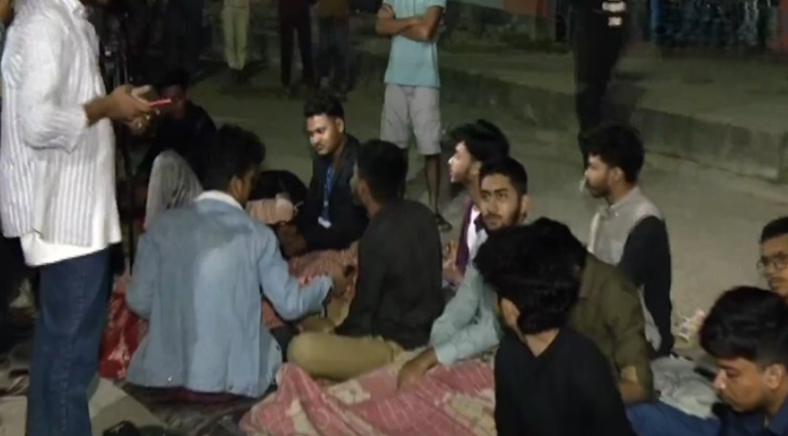 ঢাকা পলিটেকনিক  শিক্ষার্থীদের সড়ক অবরোধ