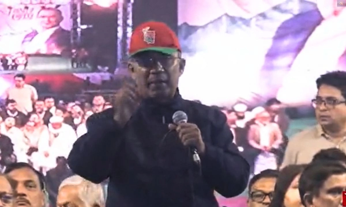 নারায়ণগঞ্জের কাঁচপুরে নির্বাচনী জনসভায় বক্তব্য দিচ্ছেন বিএনপির চেয়ারম্যান তারেক রহমান। ছবি : সংগৃহীত
