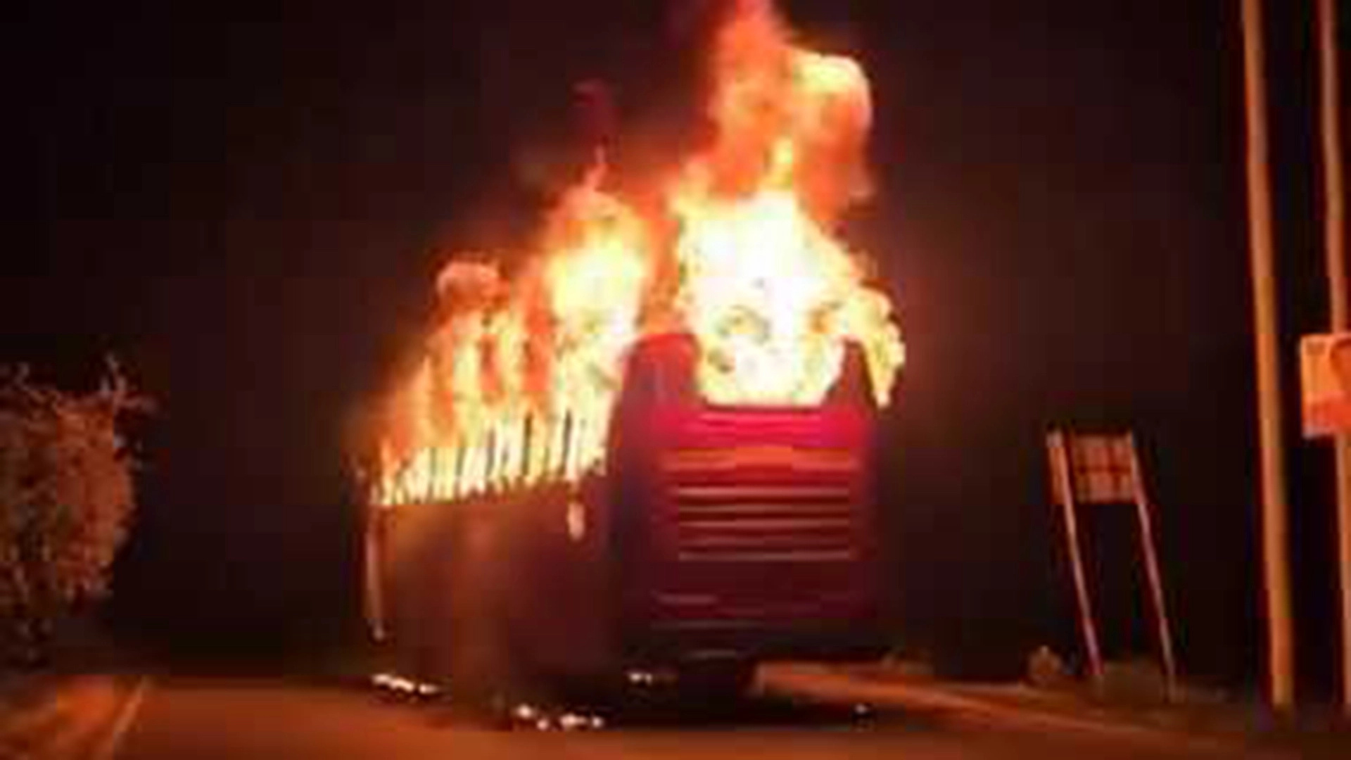 বাড্ডায় বাসে আগুন, ককটেল বিস্ফোরণ