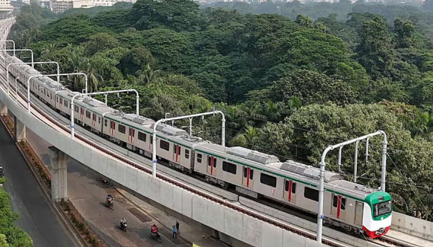 মেট্রোরেল লাইনে ককটেল, জড়িতদের খুঁজছে পুলিশ
