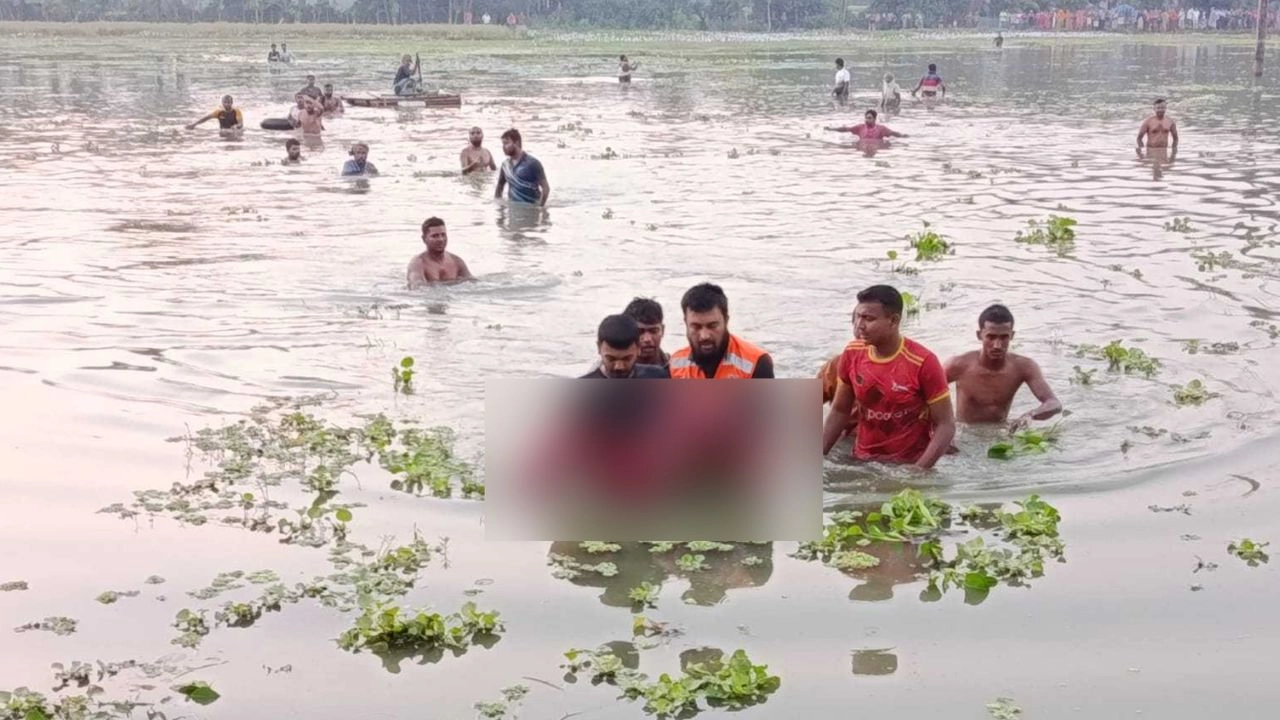 নিহত চার চাচাতো বোনকে উদ্ধার করছে ফায়ার সার্ভিস এবং স্থানীয়রা