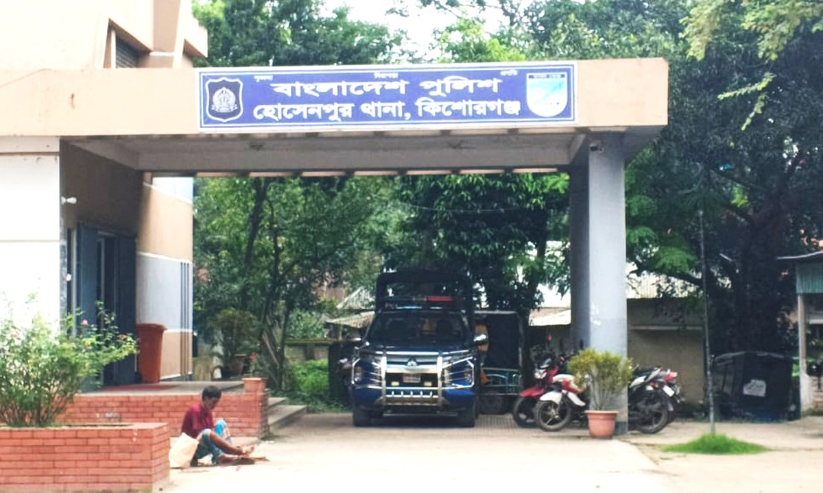 কিশোরগঞ্জের হোসেনপুরে অটোরিকশার চাপায় মো. হাফিজ উদ্দিন (৭৪) নামে এক বৃদ্ধ নিহত হয়েছেন। ছবি : রূপালী বাংলাদেশ