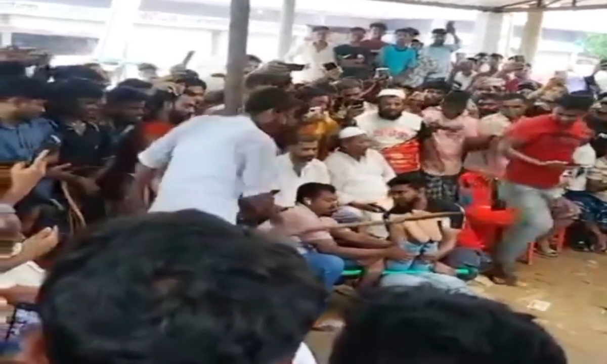 সালিশে প্রকাশ্যে এভাবে হাত-পা বেঁধে পেটানো হচ্ছে। ছবি : রূপালী বাংলাদেশ