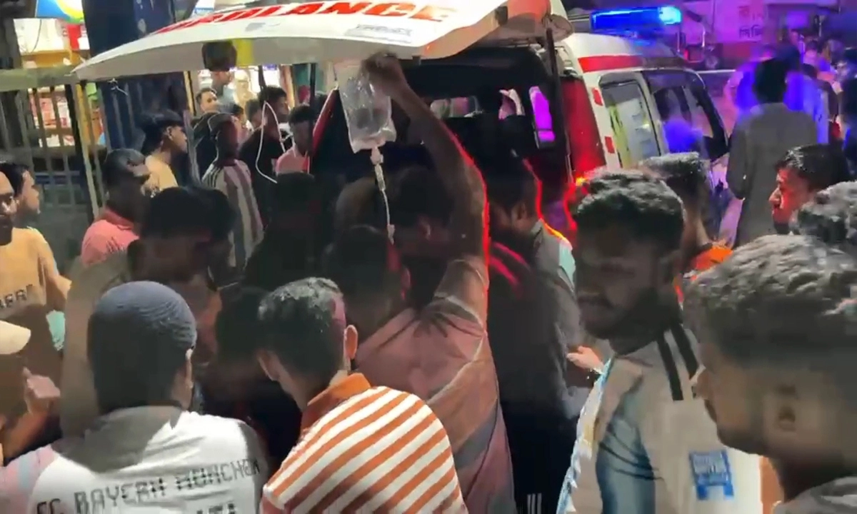 স্থানীয় লোকজন দ্রুত আহত ব্যক্তিদের উদ্ধার করে কলাপাড়া হাসপাতালে নিয়ে যাচ্ছে।  ছবি : রূপালী বাংলাদেশ