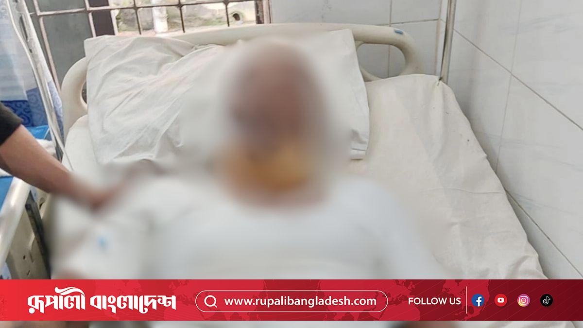 নবিকে ‘বার্তাবাহক’ বলায় ইমামকে কোপালেন এক মুসল্লি