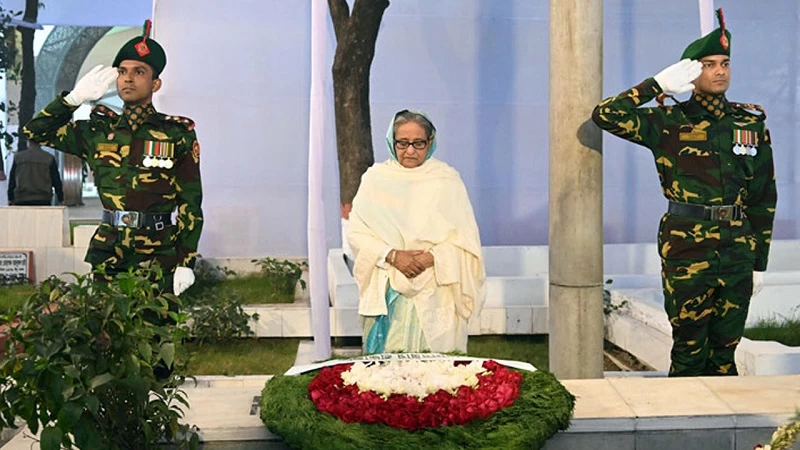 বঙ্গবন্ধুর প্রতিকৃতিতে প্রধানমন্ত্রীর শ্রদ্ধা