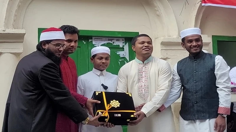 বিশ্বজয়ী হাফেজ বশিরকে সংবর্ধনা দিলো ছাত্রলীগ