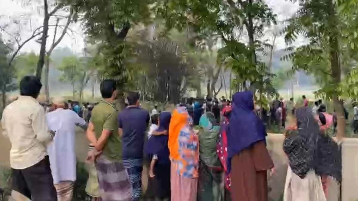 কঙ্কাল চুরির বিষয়টি টের পেয়ে কবস্থানে ভিড় জমান স্থানীয়রা। ছবি সংগৃহীত