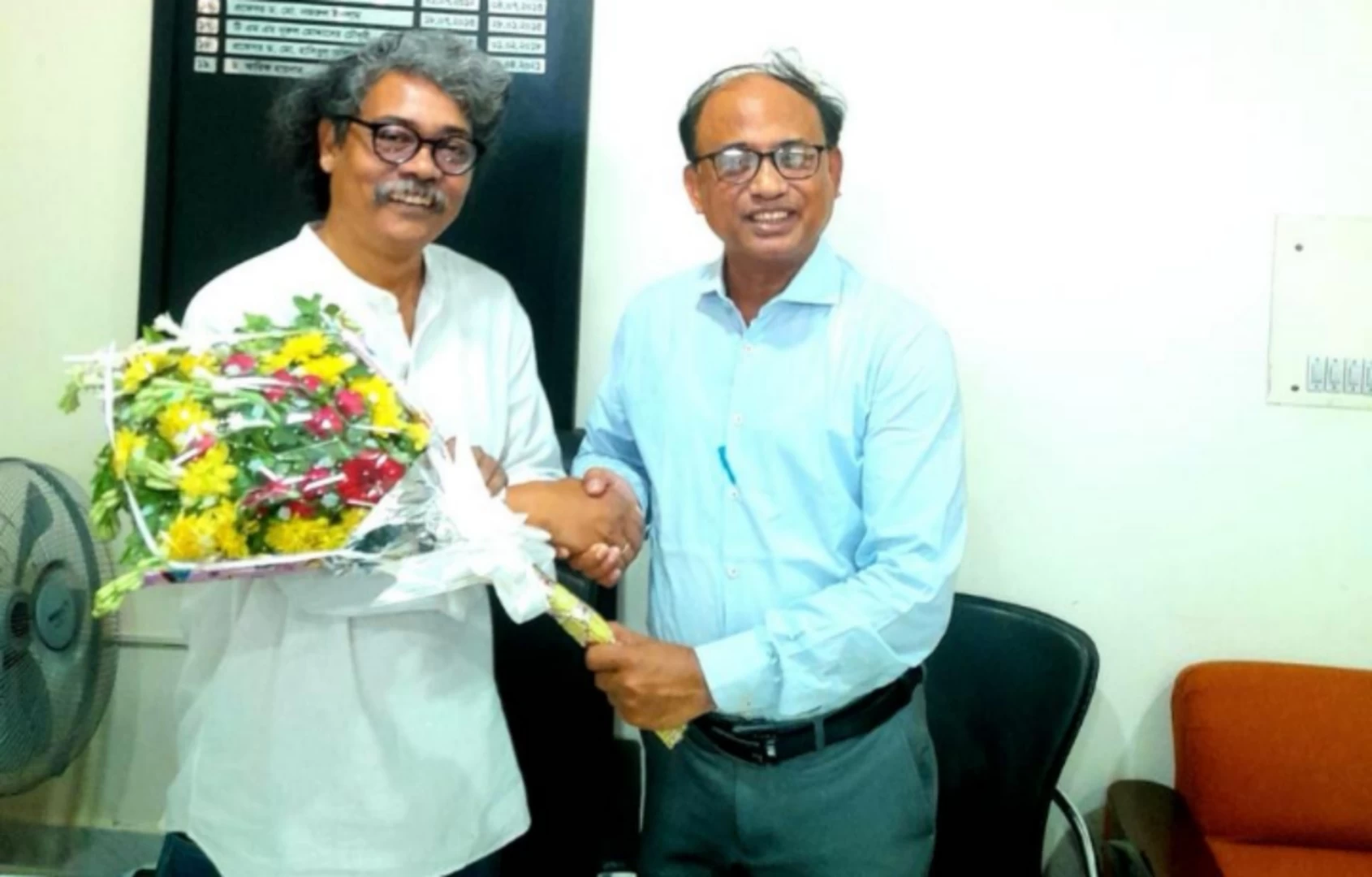 রাবি শহীদ সুখরঞ্জন সমাদ্দার ছাত্র-শিক্ষক সাংস্কৃতিক কেন্দ্রের ভারপ্রাপ্ত পরিচালক ড. মিজানুর রহমান খান (ডানে) সোমবার দায়িত্বে যোগদান করেন।