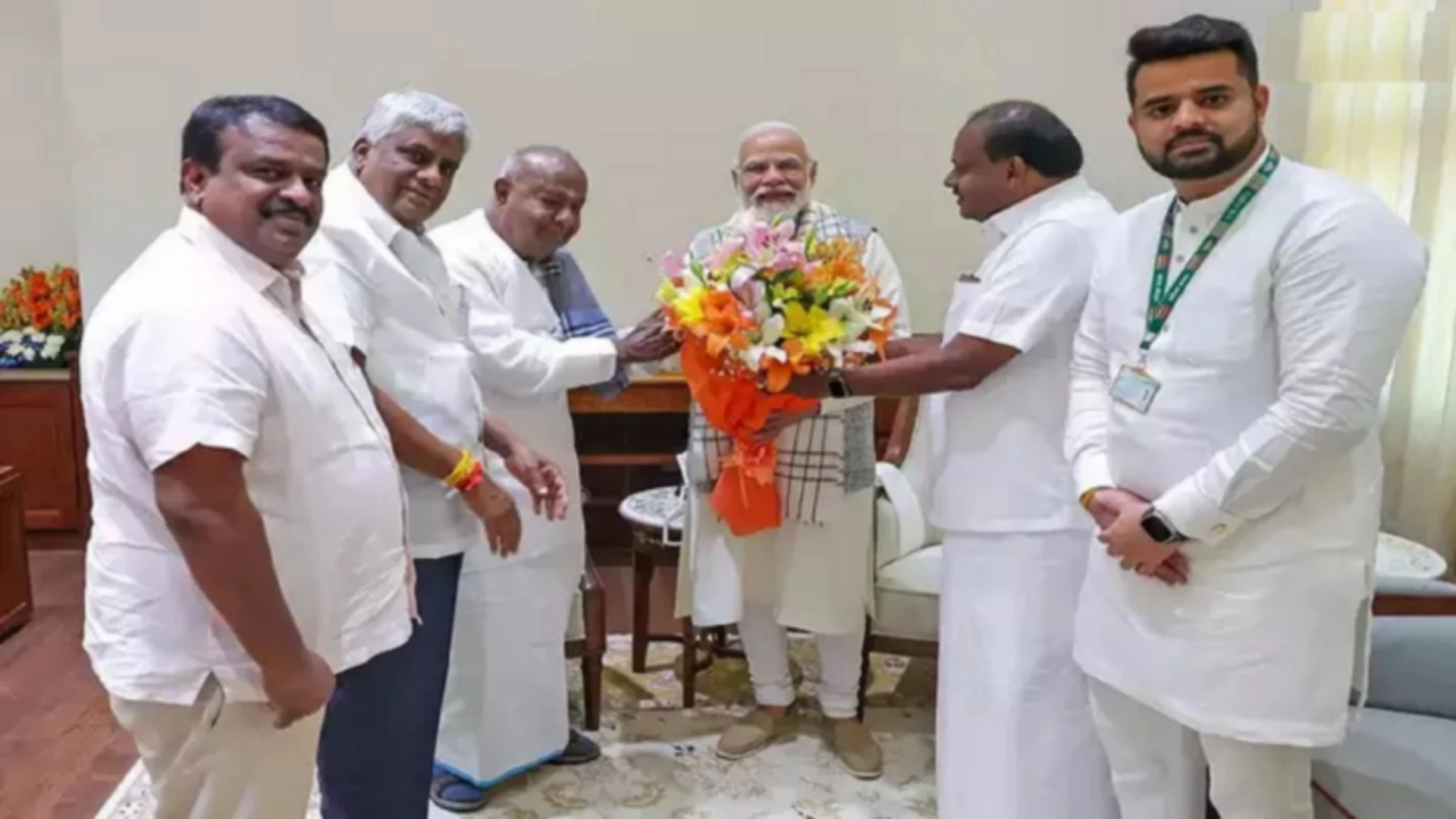 নেতার পেনড্রাইভ ভর্তি পর্ণ ভিডিও, অস্বস্তিতে বিজেপি