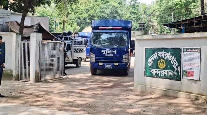 বান্দরবানে কেএনএফের ৩০ আসামীকে চট্টগ্রাম কারাগারে প্রেরণ
