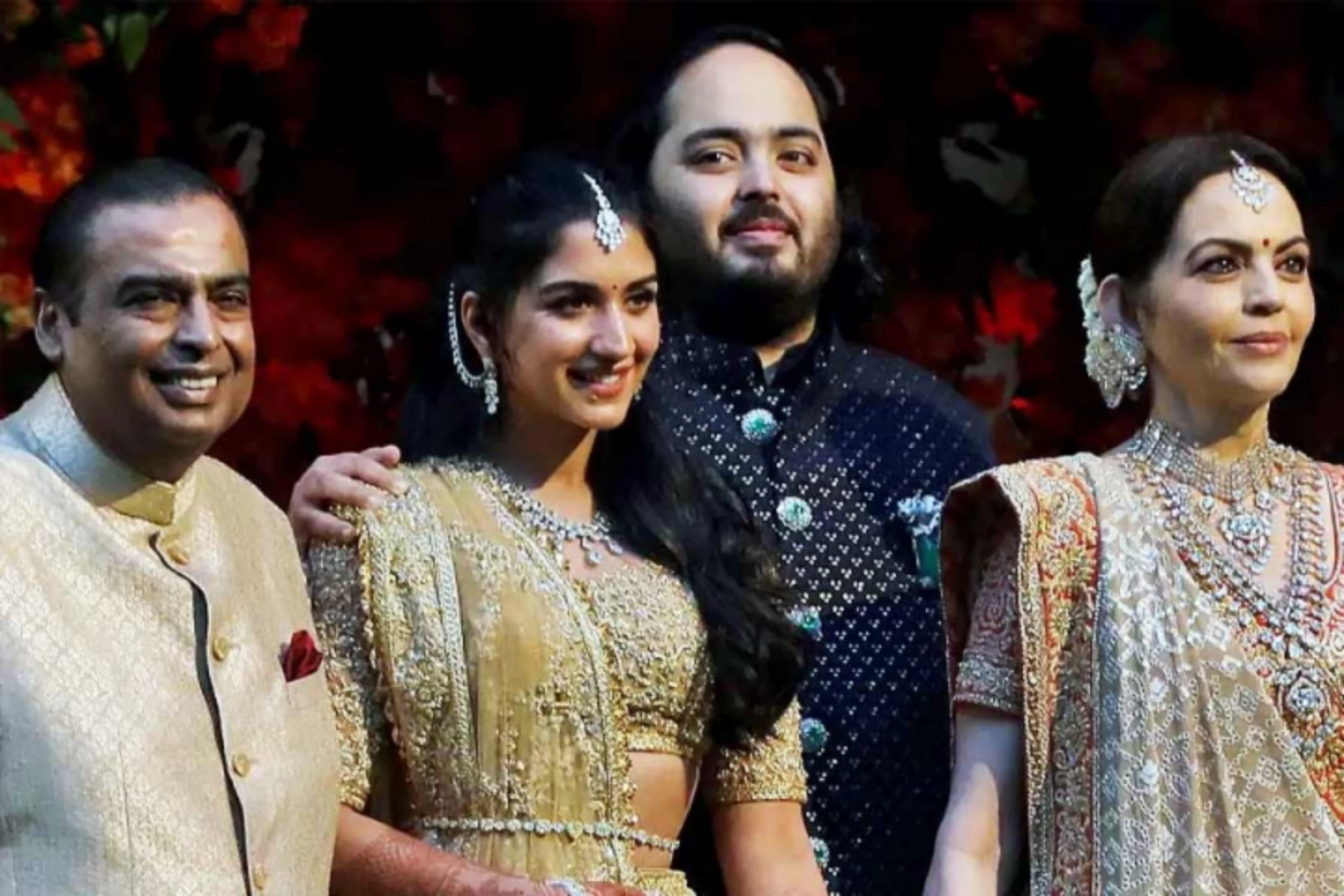 ছেলের বিয়েতে স্বর্ণের শাড়ি কিনলেন নীতা আম্বানি