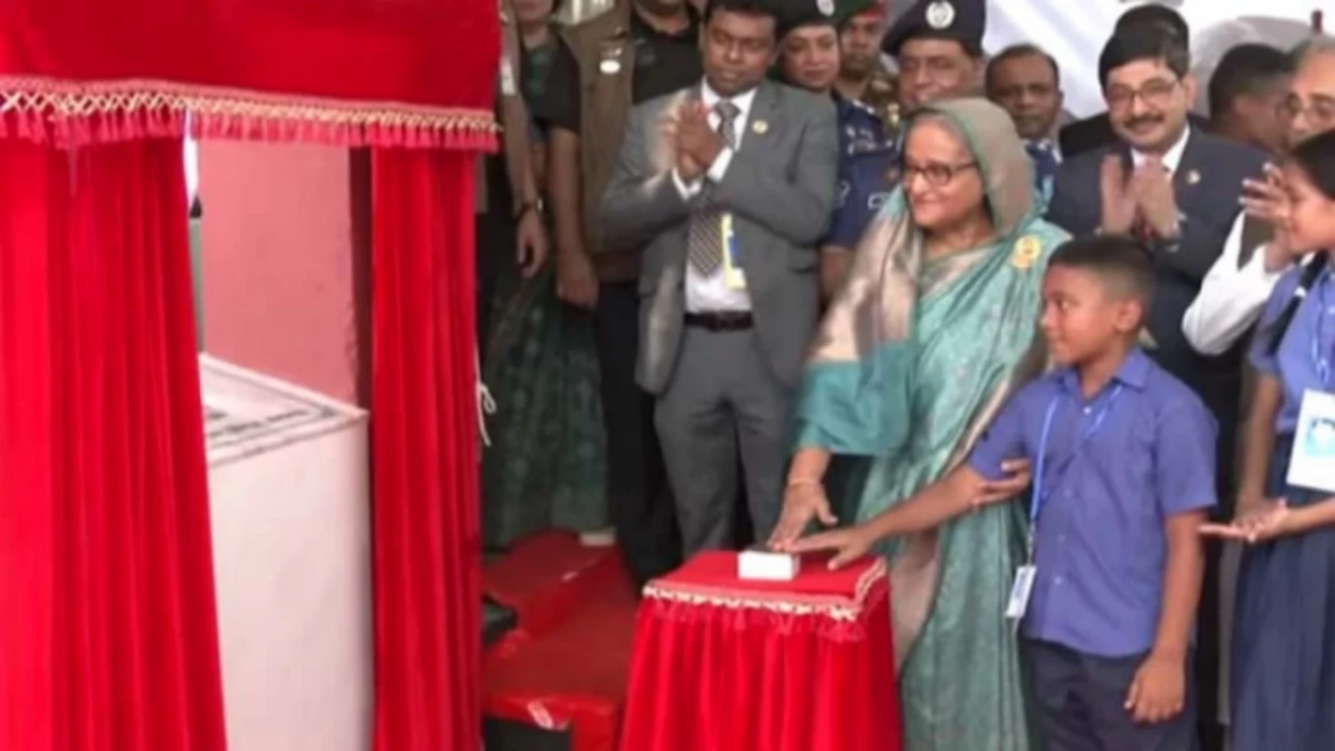 জাতির পিতা শেখ মুজিবুর রহমানের ছেলেবেলার স্কুল গিমাডাঙ্গা টুঙ্গিপাড়া মডেল সরকারি প্রাথমিক বিদ্যালয়ে বঙ্গবন্ধু কর্নার উদ্বোধন। ছবি: সংগৃহীত